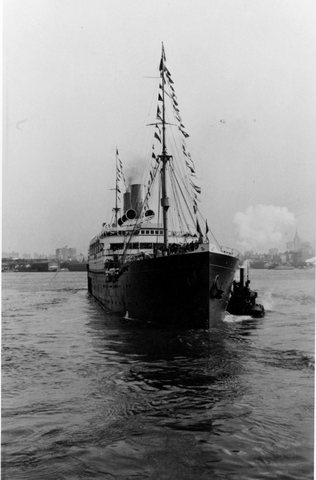The Hamburg-America liner Moltke leaving Hoboken, September 1902; Abraham Brecher and his son Benjamin arrived on her from Rădăuți in Februa