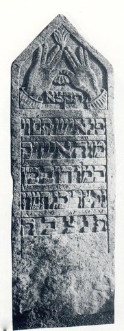 Gravestone of Aizik son of Dov Katz, a Kohen (priestly hands), died 23 Tammuz 5591 (4 July 1831), Siret Old Jewish Cemetery (no. 251 in Sanie's catalogue). One