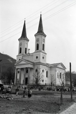 The main square and church of Felsőbánya, 1942.