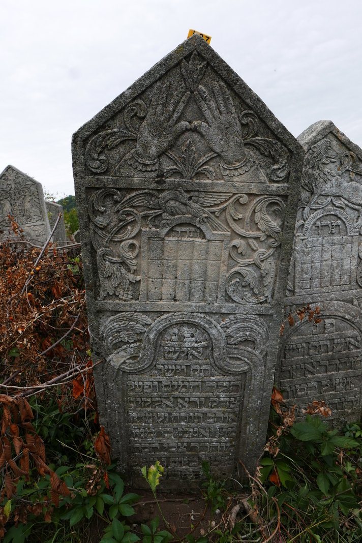 Gravestone of Reuven, son of the late R’ Zvi HaKohen, died 17 January 1845, Siret; it stands beside the stone of Zvi Hirsh, son of Yitzchak Aizik HaKohen.
