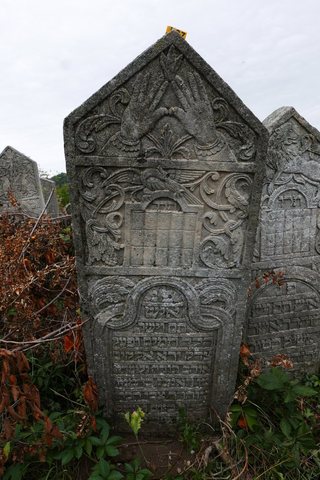 Gravestone of Reuven, son of the late R’ Zvi HaKohen, died 17 January 1845, Siret; it stands beside the stone of Zvi Hirsh, son of Yitzchak 