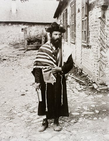 Máramarossziget (Sighet): the synagogue courtyard, 1907.