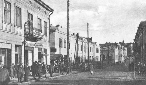 Stryjska Street in Drohobycz about 1918, with Jewish shops and the Ose Chesed synagogue.