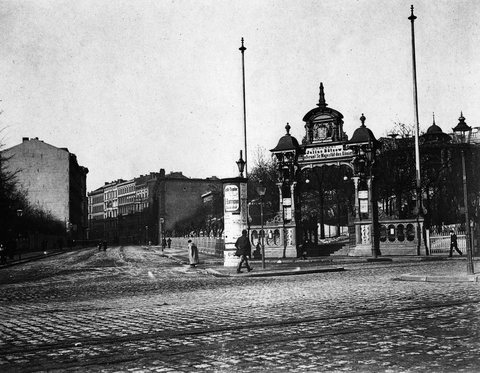 Berlin about 1900: the entrance to the Bötzow brewery at the corner of Prenzlauer Allee and Saarbrücker Straße, Prenzlauer Berg. A few doors down, at Saarbrücke