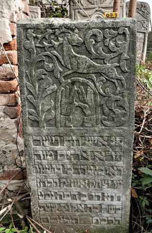 Gravestone of Reuven Mordechai, son of the late Yitzchak Aizik HaKohen, son-in-law of the rabbi of Siret, who died on 28 Elul 5628 (15 Septe