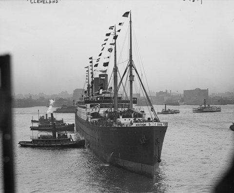 The Hamburg-America liner Cleveland arriving in New York harbour, about 1909–14 — the ship on which Samuel Eilender came in July 1909.