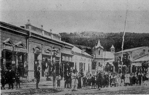 Gura Humorului about 1910: the market square, with Mănăstirea Humorului (Kloster Humora) beyond — the town where Riwen Mordche Brecher and C