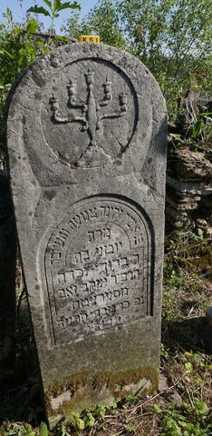 Gravestone of Yute, daughter of R' Baruch, granddaughter of the Rav R' Yaakov Zeev of Sereth, an aged woman, who died on 26 Tevet 5674 (24 January 1914). Siret