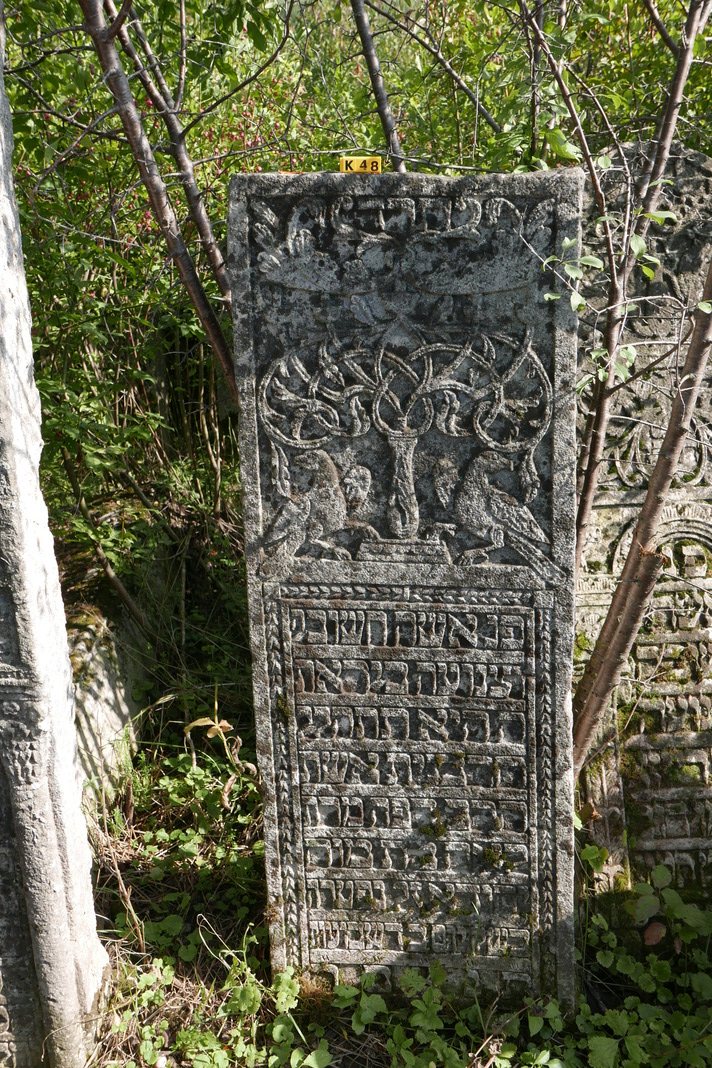 Rebbetzin Leah, daughter of Yehuda, wife of the rabbi of the town, died on the second day of Shavuot 5604 (26 May 1844). Siret, stone K-48.