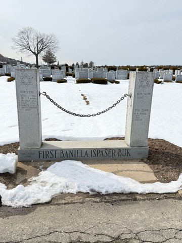 The gate of the plot of the First Banilla–Ispaser Bukowiner society — the burial society of emigrants from Banila and its neighbour Ispas — 