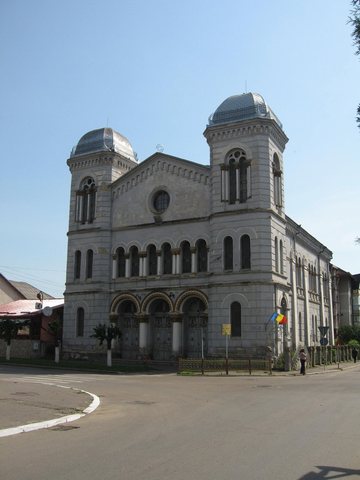 The Jewish Temple (Great Synagogue) of Rădăuți in 2009, a second view — the town of Eisig and Lea Brecher, their son Abraham and granddaughter Ida.