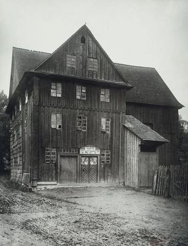 The wooden synagogue of Chyrów, in a photograph from the 1920s.