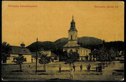 Postcard “Üdvözlet Felsőbányáról — Hunyady János tér”: the main square of Felsőbánya (Baia Sprie) with the church, early 1900s (published by Sándor Bonis, Felső