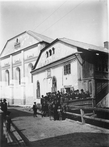The Great Synagogue of Buczacz in 1921. Buczacz was the home of the Frenkel and Knobler families: Sure Judith Knobler née Frenkel and her daughter Chana Itte, w