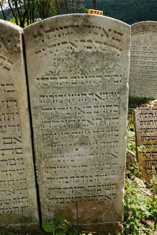 Gravestone of Malka Frenkel, daughter of R' Aryeh, who died on the 4th day of Chol HaMoed Pesach 5666 (15 April 1906); Buczacz Jewish cemetery, section BB, no.